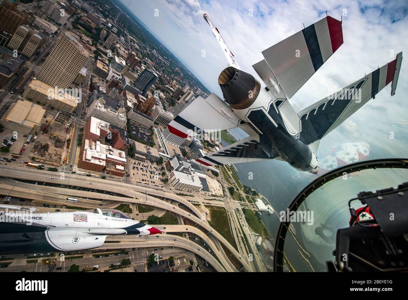 Il Thunderbirds Si Esibir Al Milwaukee Air & Water Show Di Milwaukee, Wisconsin, 24 Luglio 2019. I Thunderbirds sono la squadra di dimostrazione di Air Force, incaricata di rappresentare i 685.000 Airmen che servono in tutto il mondo. (STATI UNITI Foto Air Force di Tech. Sgt. Ned T. Johnston) Foto Stock