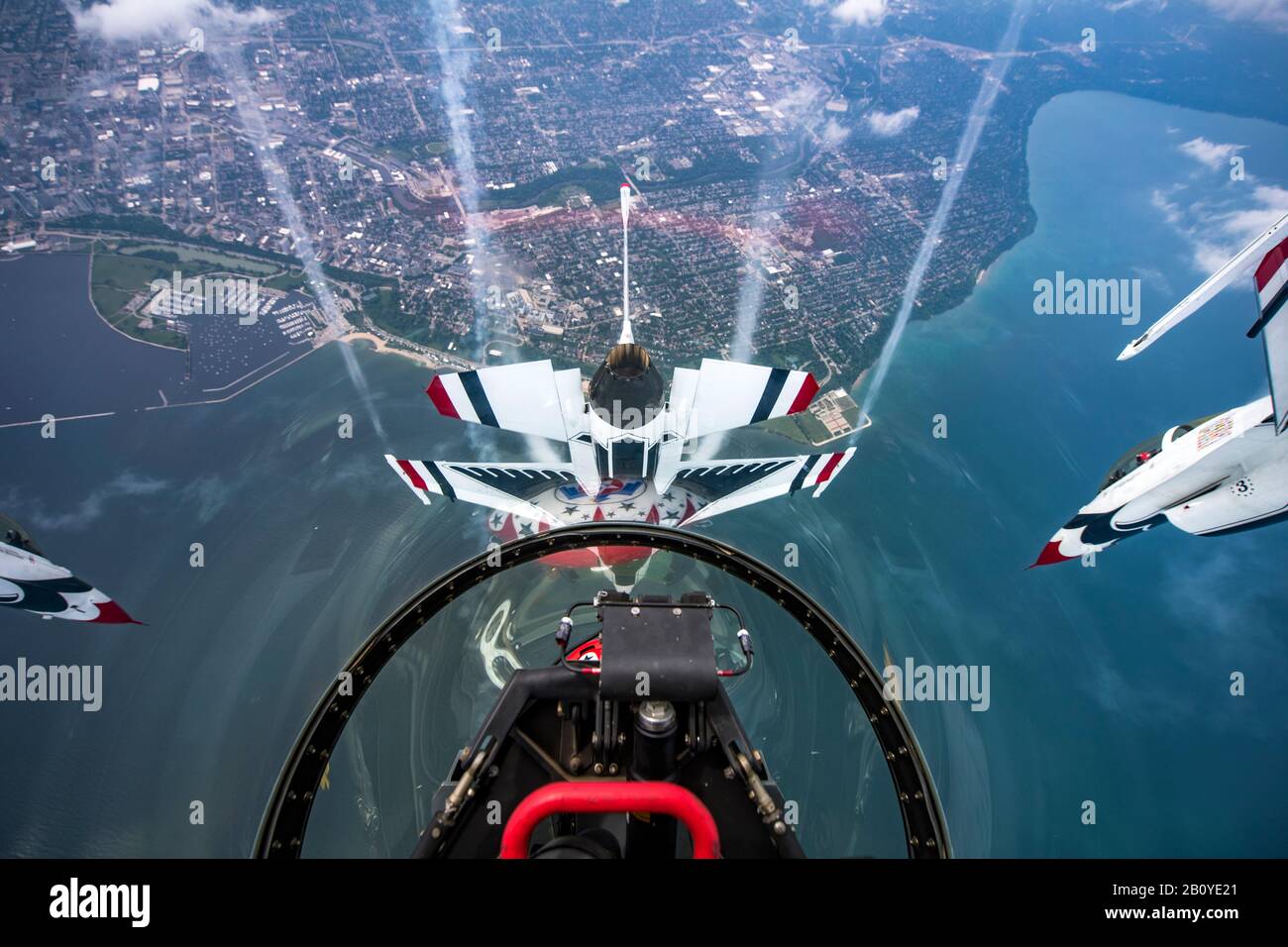Il Thunderbirds Si Esibir Al Milwaukee Air & Water Show Di Milwaukee, Wisconsin, 24 Luglio 2019. I Thunderbirds sono la squadra di dimostrazione di Air Force, incaricata di rappresentare i 685.000 Airmen che servono in tutto il mondo. (STATI UNITI Foto Air Force di Tech. Sgt. Ned T. Johnston) Foto Stock
