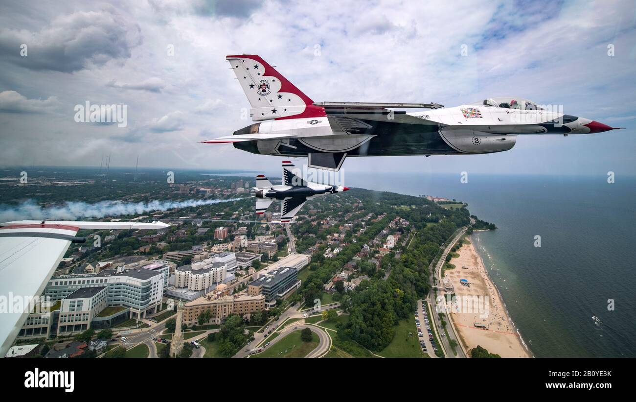 Il Thunderbirds Si Esibir Al Milwaukee Air & Water Show Di Milwaukee, Wisconsin, 24 Luglio 2019. I Thunderbirds sono la squadra di dimostrazione di Air Force, incaricata di rappresentare i 685.000 Airmen che servono in tutto il mondo. (STATI UNITI Foto Air Force di Tech. Sgt. Ned T. Johnston) Foto Stock