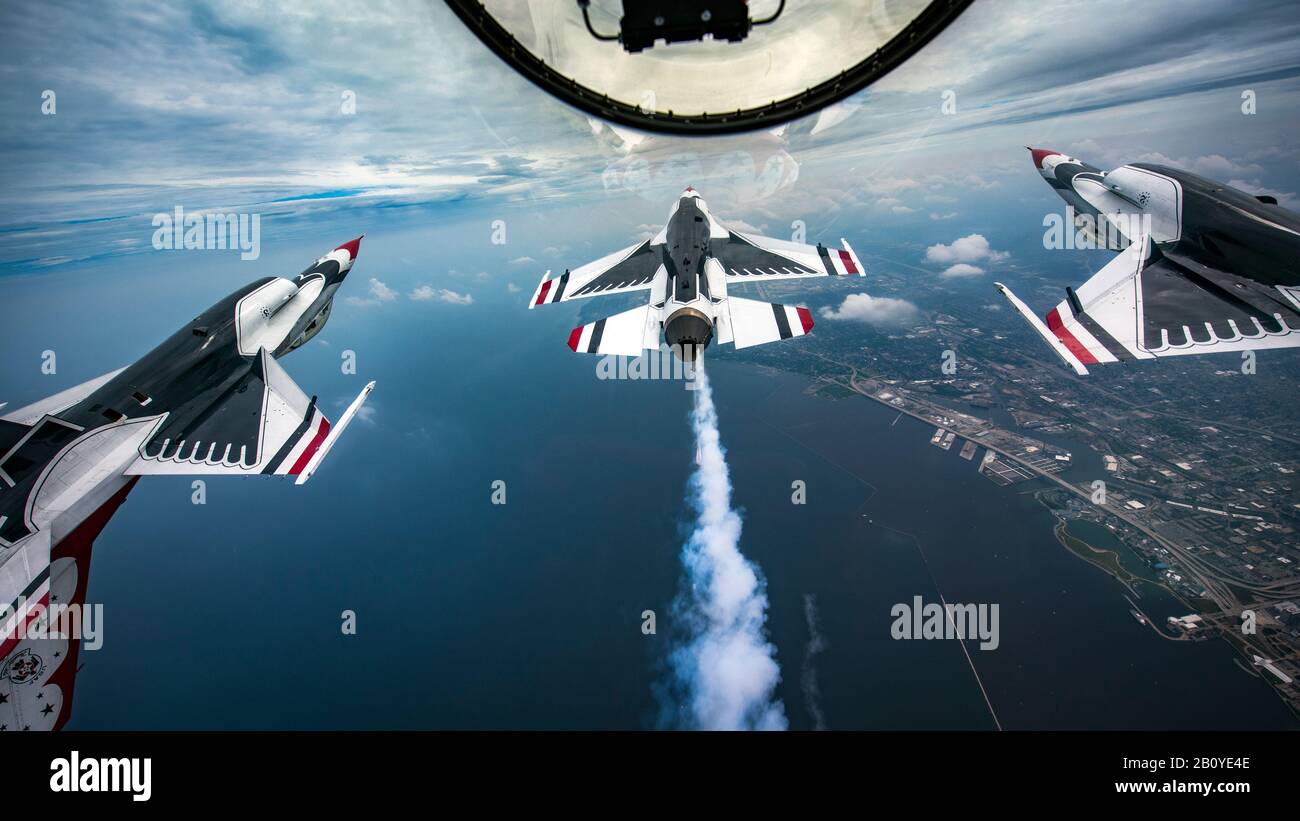 Il Thunderbirds Si Esibir Al Milwaukee Air & Water Show Di Milwaukee, Wisconsin, 24 Luglio 2019. I Thunderbirds sono la squadra di dimostrazione di Air Force, incaricata di rappresentare i 685.000 Airmen che servono in tutto il mondo. (STATI UNITI Foto Air Force di Tech. Sgt. Ned T. Johnston) Foto Stock