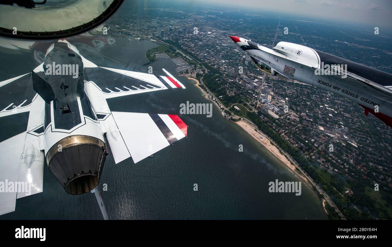 Il Thunderbirds Si Esibir Al Milwaukee Air & Water Show Di Milwaukee, Wisconsin, 24 Luglio 2019. I Thunderbirds sono la squadra di dimostrazione di Air Force, incaricata di rappresentare i 685.000 Airmen che servono in tutto il mondo. (STATI UNITI Foto Air Force di Tech. Sgt. Ned T. Johnston) Foto Stock