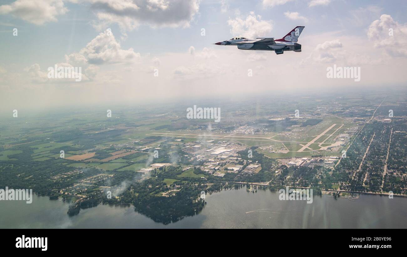 I Thunderbirds si esibiscono ad AirVenture 2019 a Oshkosh, Wisconsin, 25 luglio 2019. I Thunderbirds sono la squadra di dimostrazione di Air Force, incaricata di rappresentare i 685.000 Airmen che servono in tutto il mondo. (STATI UNITI Foto Air Force di Tech. Sgt. Ned T. Johnston) Foto Stock
