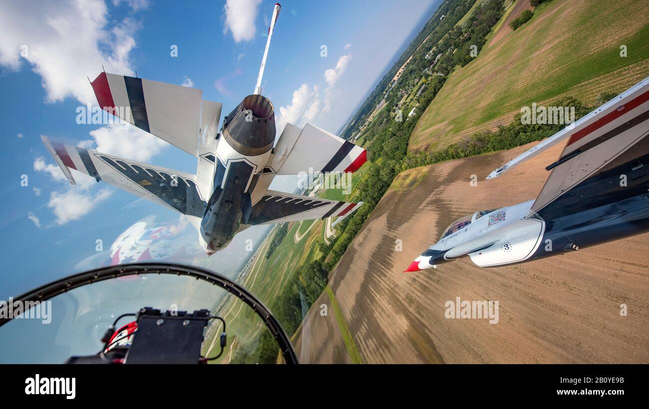 I Thunderbirds si esibiscono ad AirVenture 2019 a Oshkosh, Wisconsin, 25 luglio 2019. I Thunderbirds sono la squadra di dimostrazione di Air Force, incaricata di rappresentare i 685.000 Airmen che servono in tutto il mondo. (STATI UNITI Foto Air Force di Tech. Sgt. Ned T. Johnston) Foto Stock