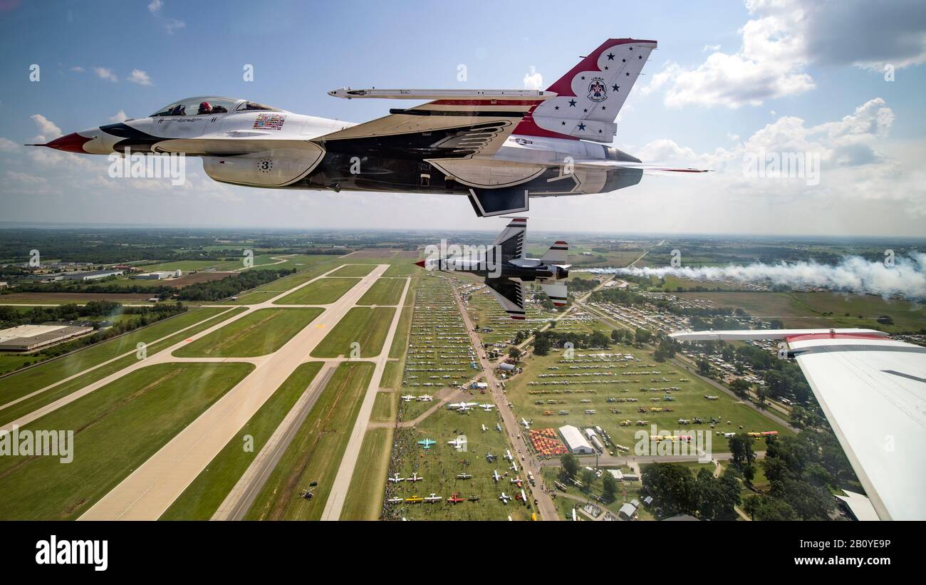 I Thunderbirds si esibiscono ad AirVenture 2019 a Oshkosh, Wisconsin, 25 luglio 2019. I Thunderbirds sono la squadra di dimostrazione di Air Force, incaricata di rappresentare i 685.000 Airmen che servono in tutto il mondo. (STATI UNITI Foto Air Force di Tech. Sgt. Ned T. Johnston) Foto Stock