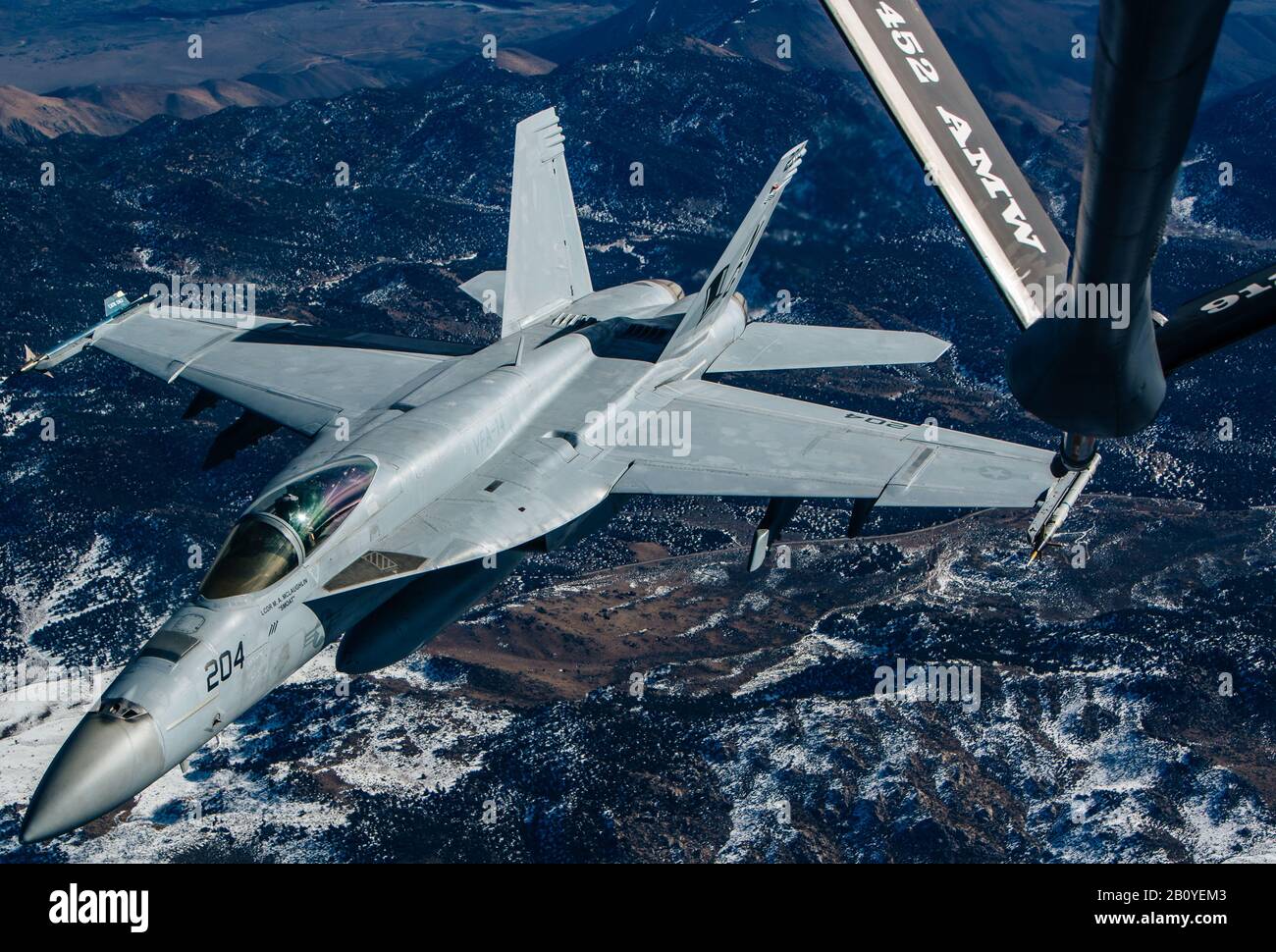 Una Air Mobility Wing 452nd KC-135 Stratotanker refugs a Navy F/A-18 Super Hornet over Calif., 28 gennaio 2020. Gli airmen dello squadrone Di Rifornimento dell'aria 912th, uno squadrone associato attivo e l'ARS 336th sono responsabili della fornitura di funzionalità di estensione della missione attraverso i servizi di rifornimento. (STATI UNITI Foto Air Force Da Parte Del Personale. Sgt. Giordania Castelan) Foto Stock