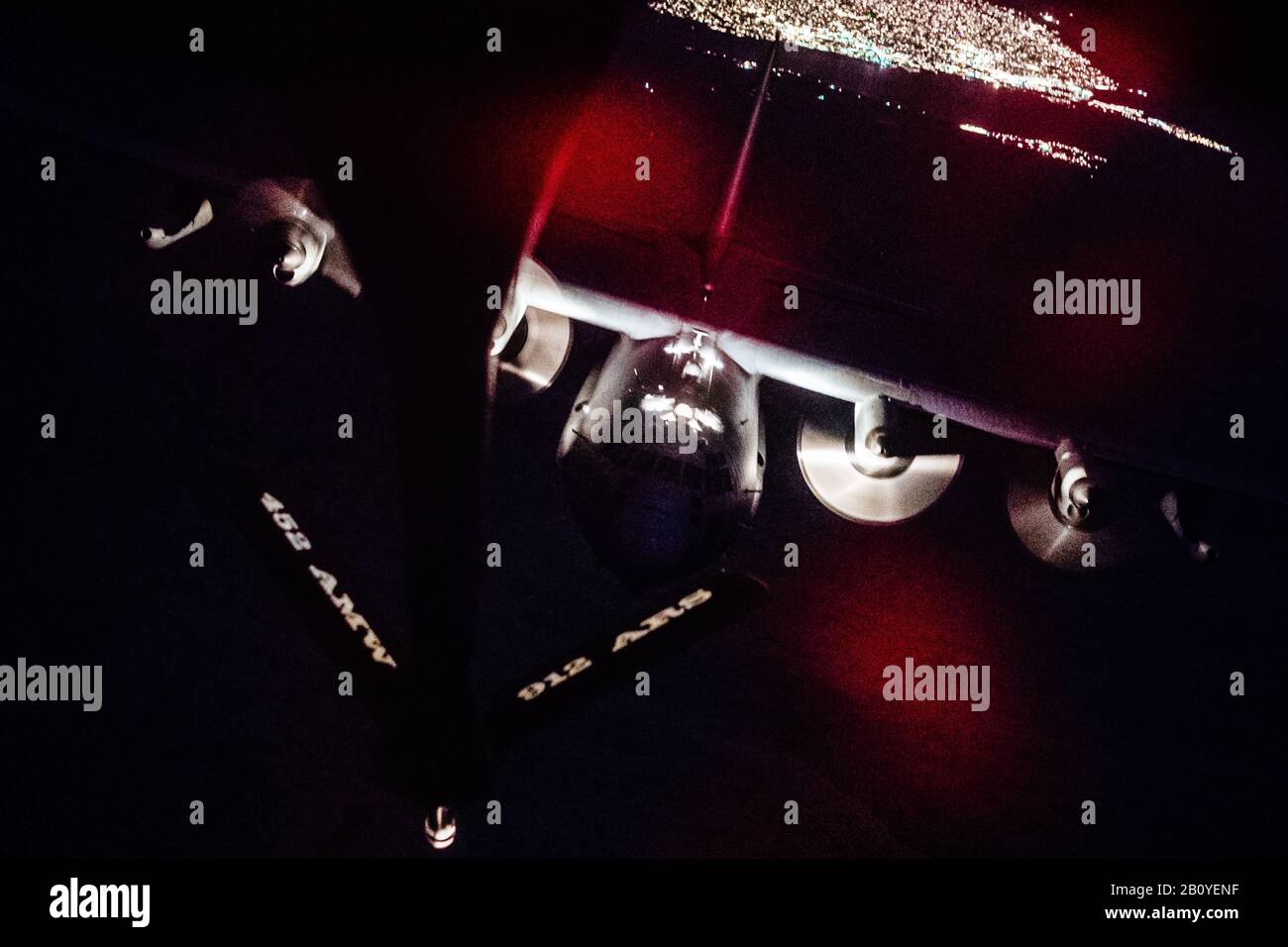 Un Compass Call di 55th Electronic Combat Group EC-130H si avvicina a uno Squadron di Rifornimento dell'aria 336th KC-135 Stratotanker per carburante su Ariz., 3 febbraio 2020. Gli aeromobili del 336th ARS sono responsabili della fornitura di funzionalità di estensione della missione attraverso i servizi di rifornimento diurni e notturni. (STATI UNITI Foto Air Force Da Parte Del Personale. Sgt. Giordania Castelan) Foto Stock