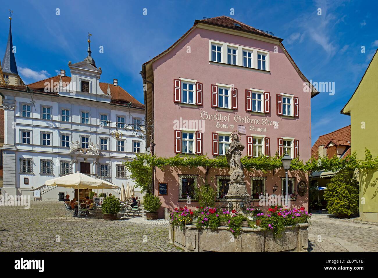 Municipio e Gasthaus Goldene Krone con Marienbrunnen al mercato di Iphofen, Bassa Franconia, Distretto di Kitzingen, Baviera, Germania, Foto Stock