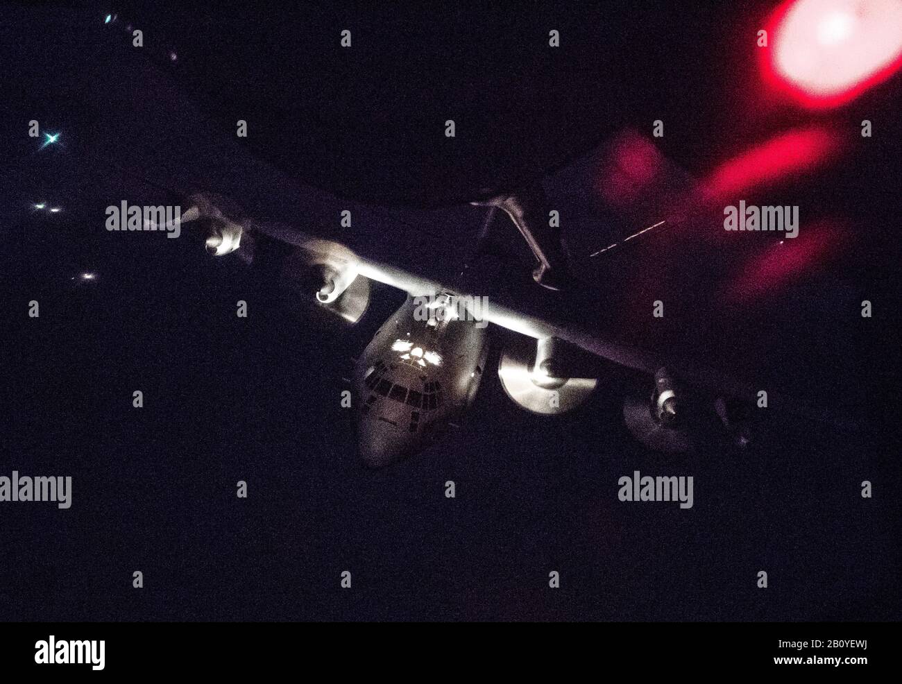 Un Compass Call di 55th Electronic Combat Group EC-130H si avvicina a uno Squadron di Rifornimento dell'aria 336th KC-135 Stratotanker per carburante su Ariz., 3 febbraio 2020. Gli aeromobili del 336th ARS sono responsabili della fornitura di funzionalità di estensione della missione attraverso i servizi di rifornimento diurni e notturni. (STATI UNITI Foto Air Force Da Parte Del Personale. Sgt. Giordania Castelan) Foto Stock