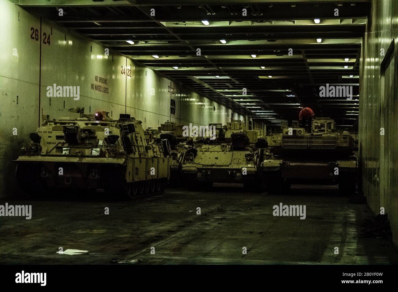 Soldati, civili e appaltatori tedeschi lavorano diligentemente durante la notte per ispezionare e trasferire le attrezzature militari dalla nave ARK Endurance dopo il suo arrivo al porto di Bremerhaven, Germania, il 20th febbraio. L'apparecchiatura verrà portata in più sedi a supporto di Defender Europe 20. (Foto US Army di Sgt. Dommnique Washington, 7th Mobile Affari Pubblici Distacco) Foto Stock
