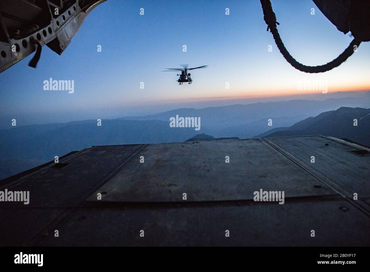 Un elicottero dell'esercito degli Stati Uniti vola su una posizione non divulgata nell'Asia sud-occidentale, 14 maggio 2019. L'obiettivo della missione di supporto risoluto è quello di formare, consigliare e assistere. (STATI UNITI Foto Air Force di Airman 1st Class Kelly Walker) Foto Stock