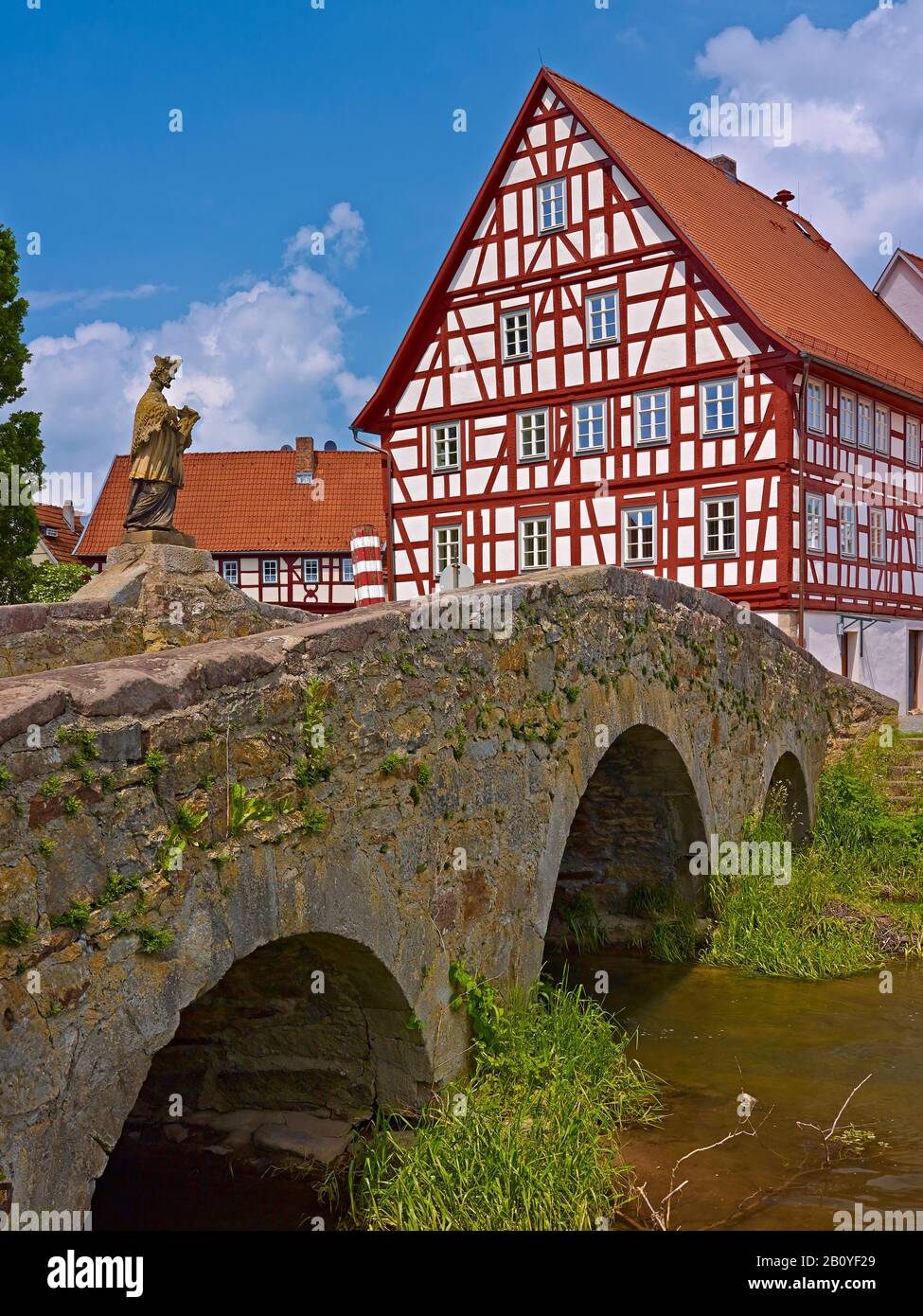 Nepomukbrücke sopra la Streu con municipio a Nordheim vor der Rhön, Rhön-Grafeld, Bassa Franconia, Baviera, Germania, Foto Stock