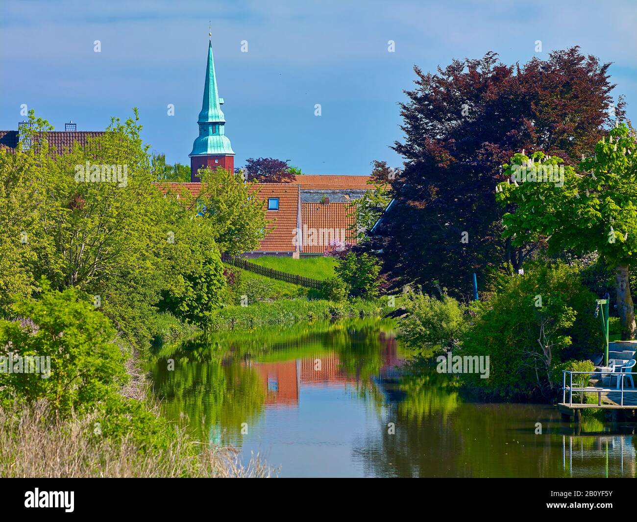 Chiesa di San Martini et Nicolai a Steinkirchen con il fiume Lühe, Altes Land, quartiere di Stade, Bassa Sassonia, Germania, Foto Stock