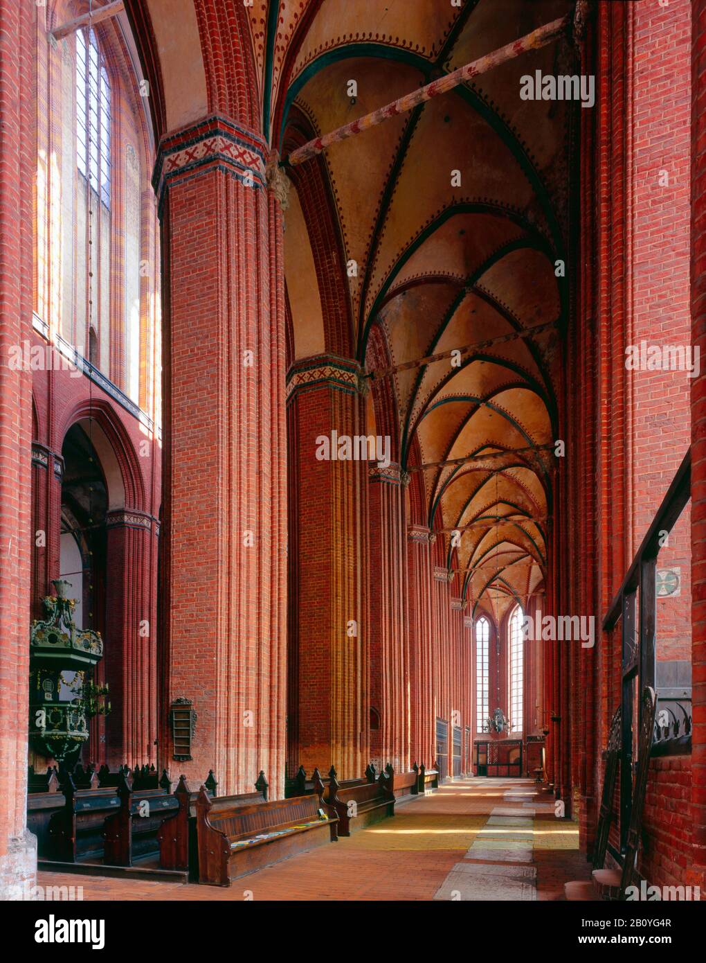 Vista interna della navata della Nikolaikirche nella città anseatica di Wismar, Meclemburgo-Pomerania occidentale, Germania, Foto Stock