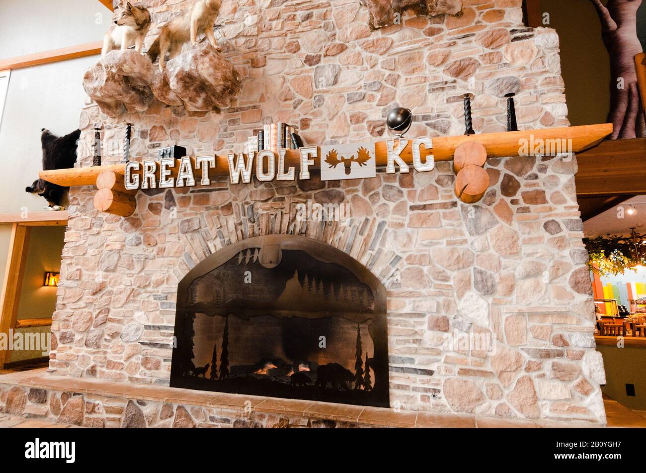 Kansas City, KS, Great Wolf Lodge KC accedi alla lobby sopra il caminetto Foto Stock