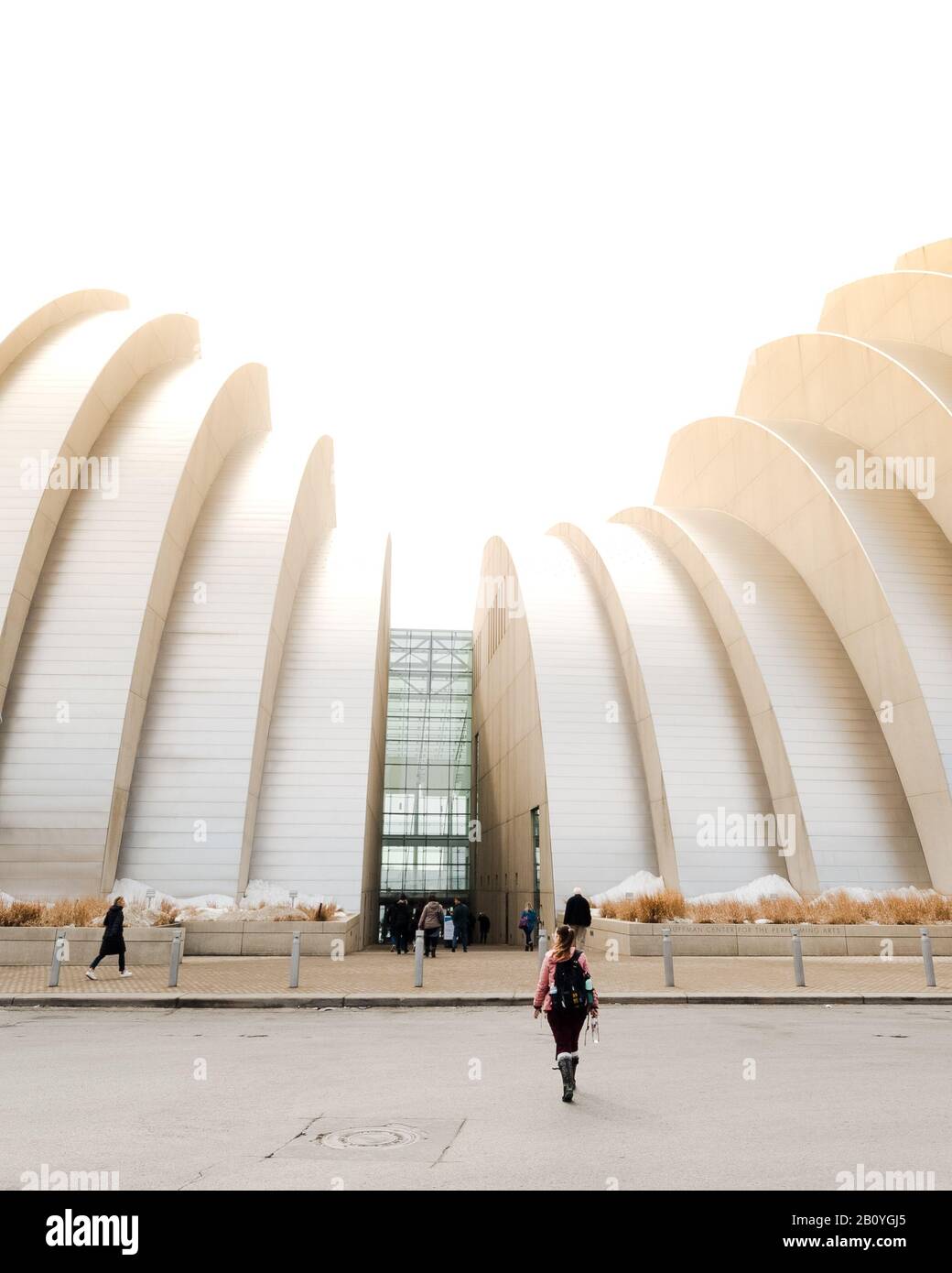 Kauffman Center for the Performing Arts, ingresso dell'edificio con una persona a piedi in strada a Kansas City, Missouri Foto Stock