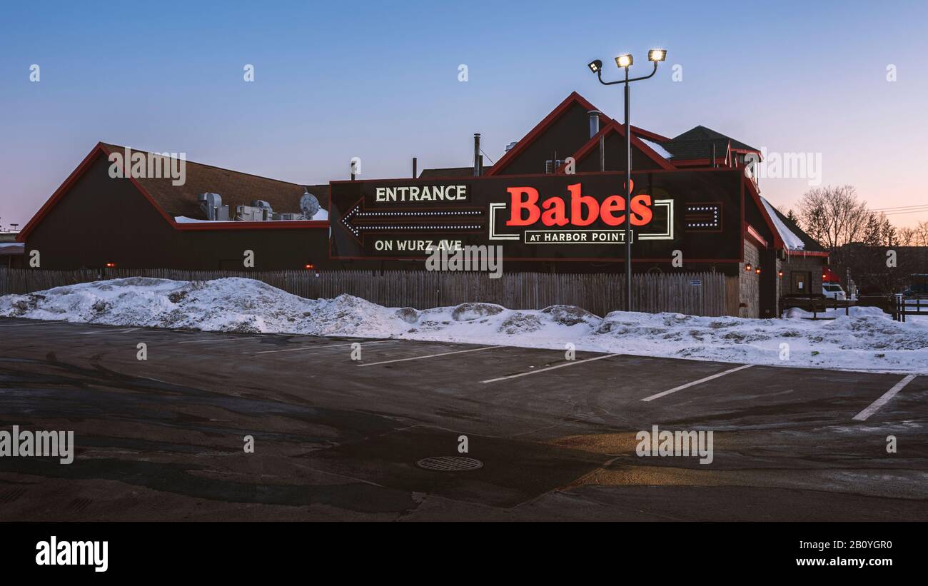 Utica, New York - 21 Febbraio 2020: Vista Notturna Del Bab'Es Restaurant, Un Menu American Family Eatery Dishing. Foto Stock