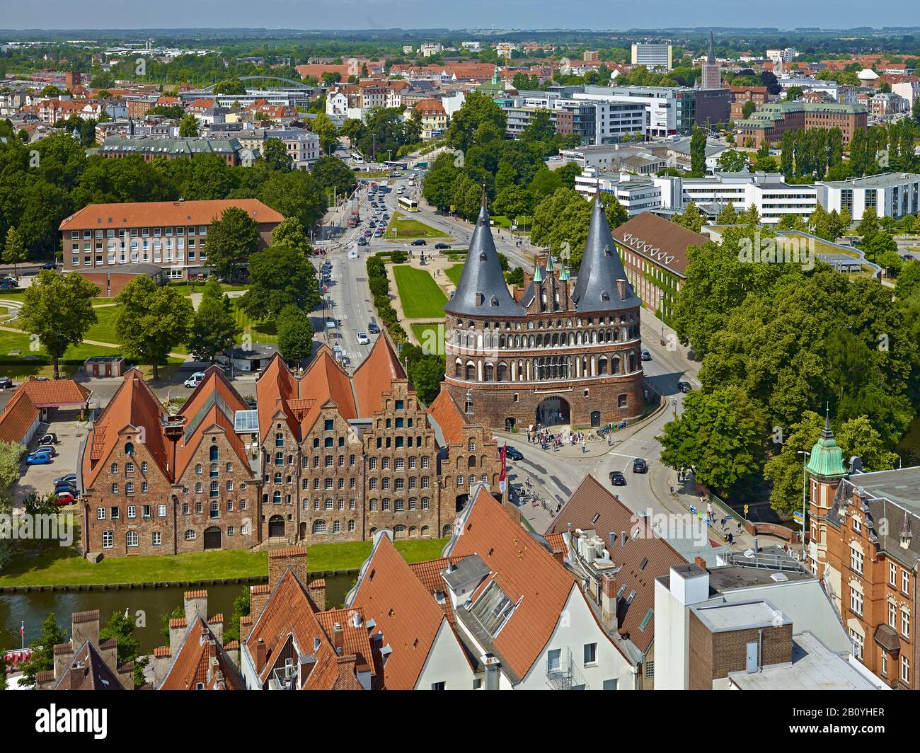 Vista della riserva di sale e di Holstentor sul fiume Trave, città anseatica di Lübeck, Schleswig-Holstein, Germania, Foto Stock