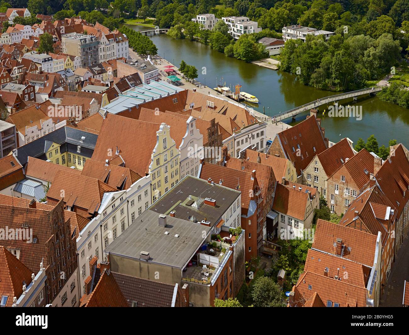 Vista panoramica sulle case del centro storico sul fiume Tave, Città anseatica di Lübeck, Schleswig-Holstein, Germania, Foto Stock