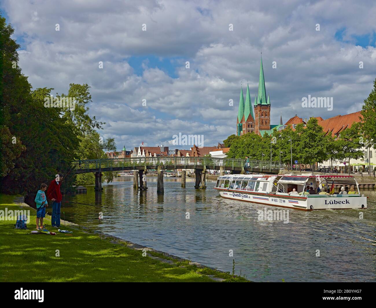 Vista panoramica sull'Obertrave alla Chiesa di Santa Maria e San Pietro, città anseatica di Lubecca, Schleswig-Holstein, Germania, Foto Stock