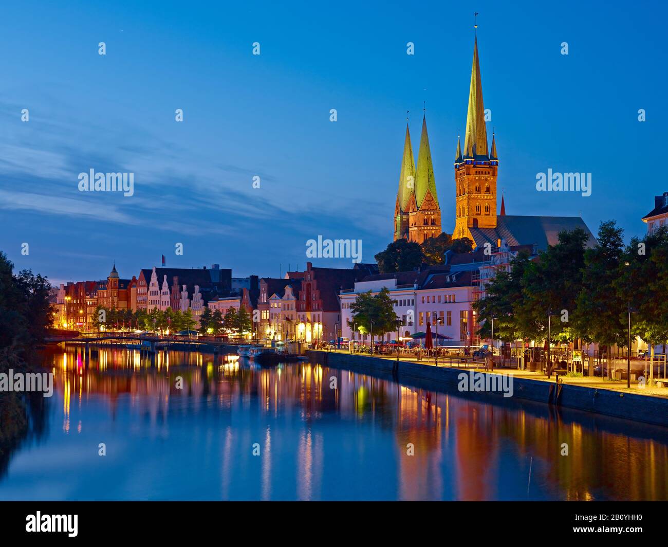 Vista panoramica sull'Obertrave alla Chiesa di Santa Maria e San Pietro, città anseatica di Lubecca, Schleswig-Holstein, Germania, Foto Stock