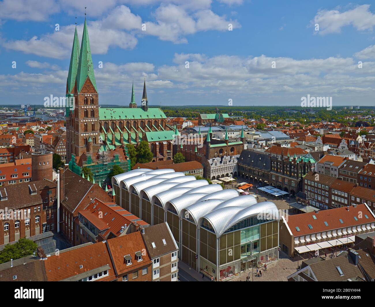 Vista panoramica sulla chiesa di Santa Maria e sul mercato con municipio, città anseatica Lübeck, Schleswig-Holstein, Germania, Foto Stock