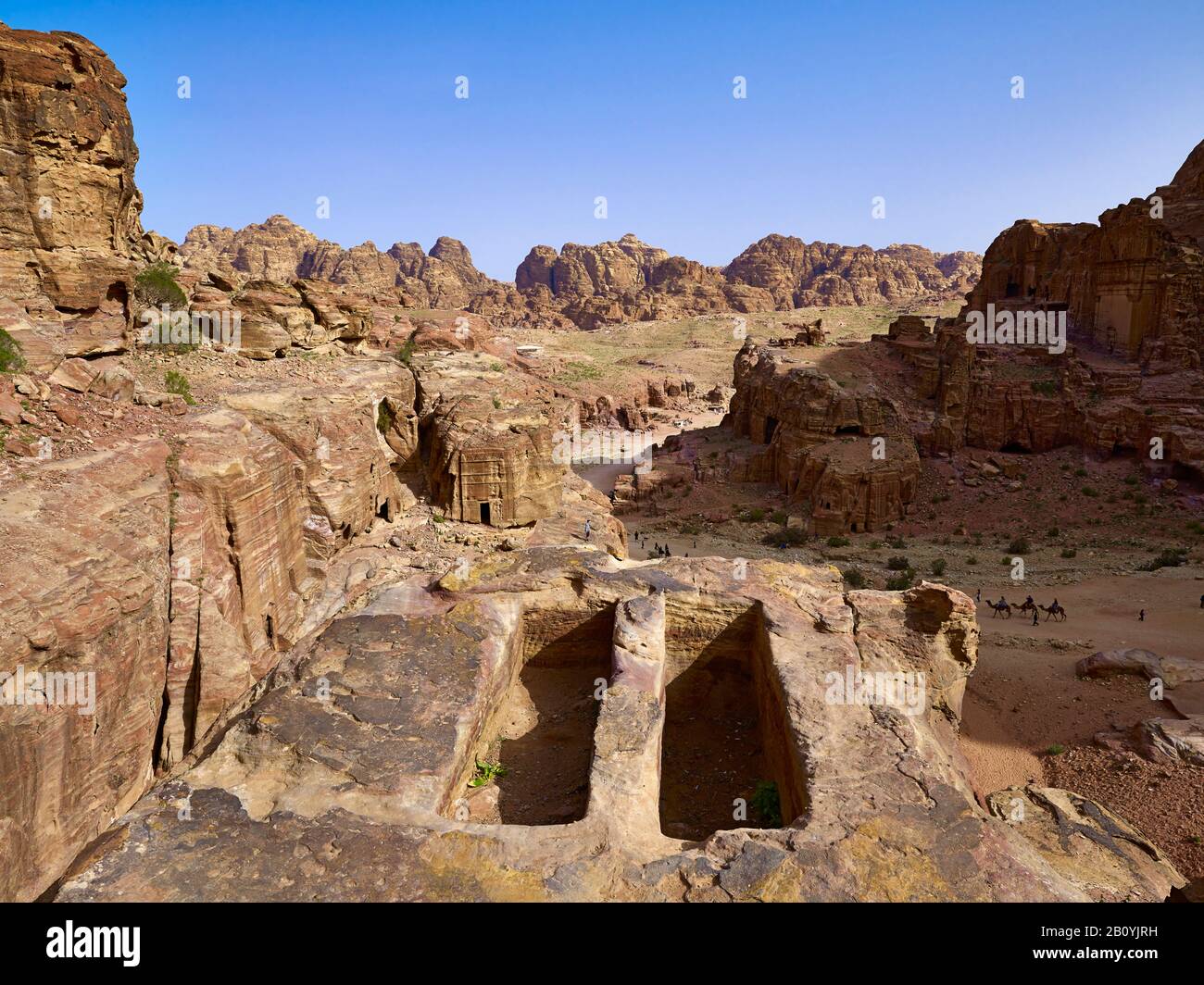 Due tombe con vista sul Siq esterno nella città rocciosa di Petra, Giordania, Medio Oriente, Foto Stock
