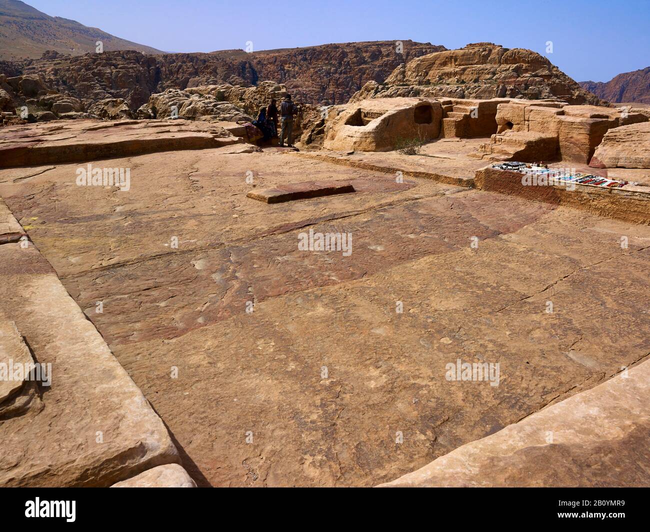 Alte città di sacrificio con altare nella città rocciosa di Petra, Giordania, Medio Oriente, Foto Stock