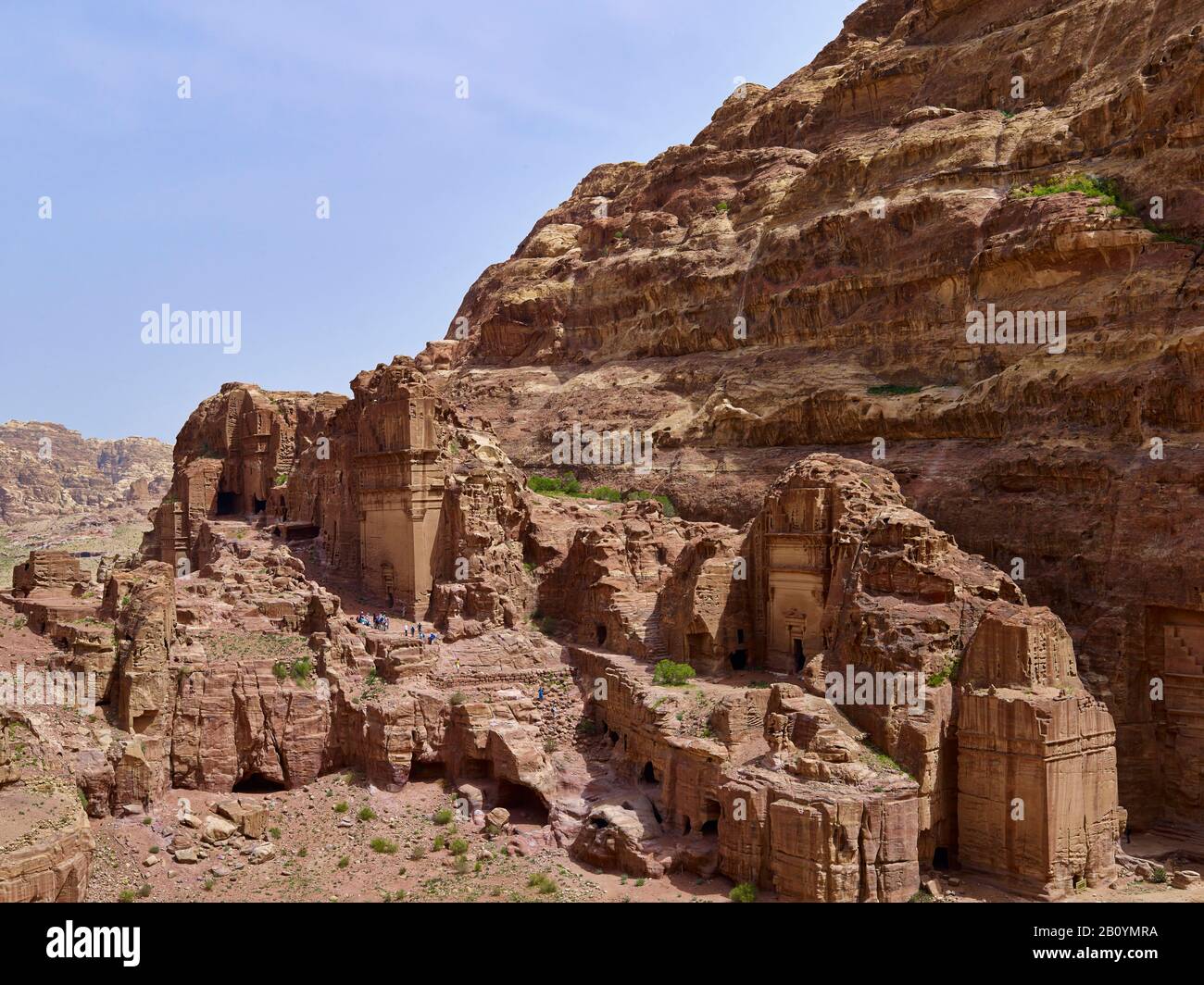 Muro di roccia al Siq esterno con tomba di Uneishu nella città rocciosa di Petra, Giordania, Medio Oriente, Foto Stock