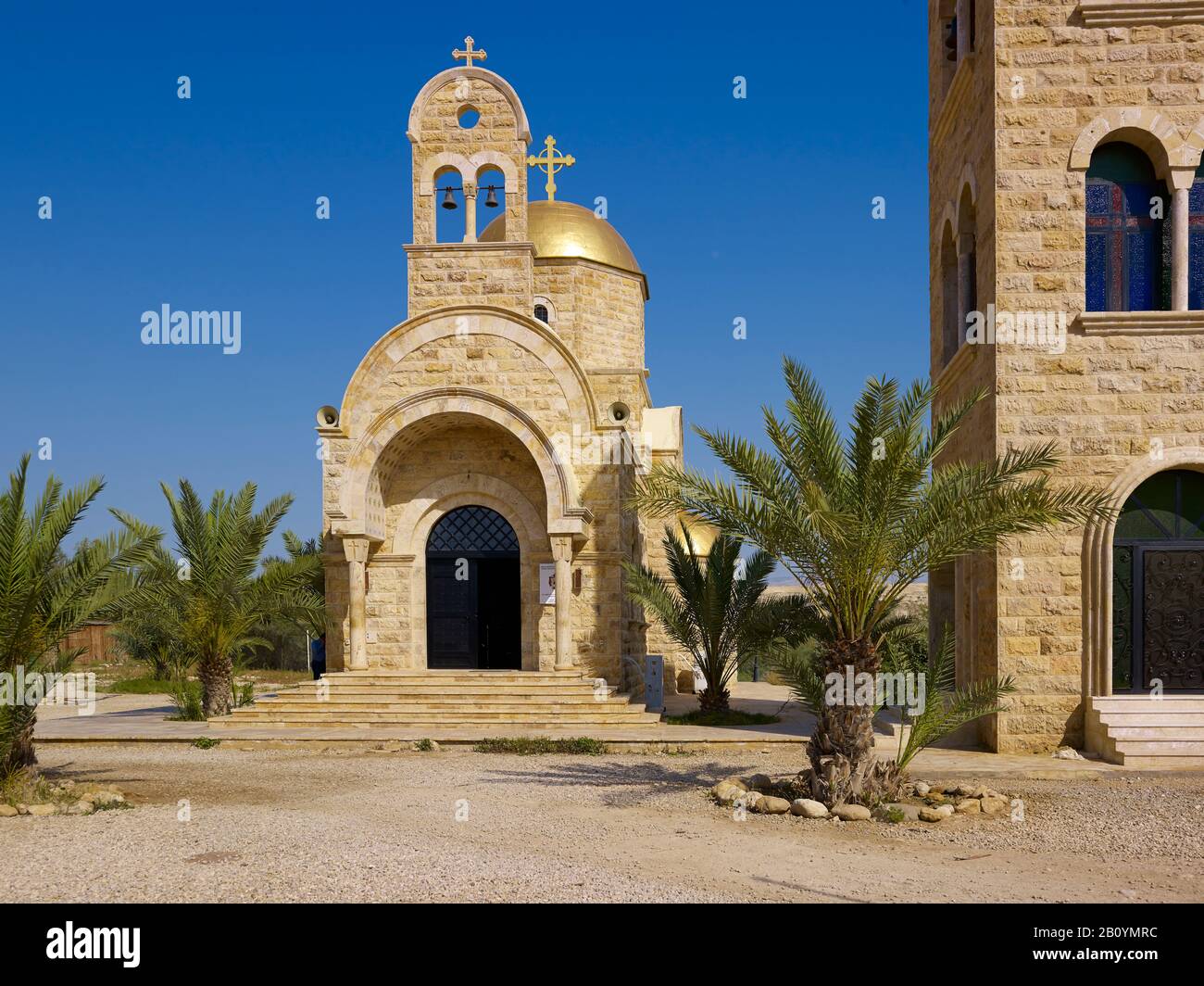 Battesimo di Gesù con nuova Chiesa ortodossa e campanile, Betania, Balqa Provincia, Giordania, Medio Oriente, Foto Stock
