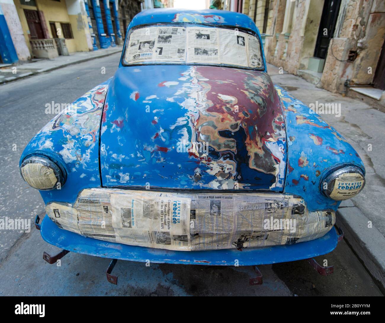 Auto d'epoca preparata per la pittura su strada, Havana, Cuba Foto Stock