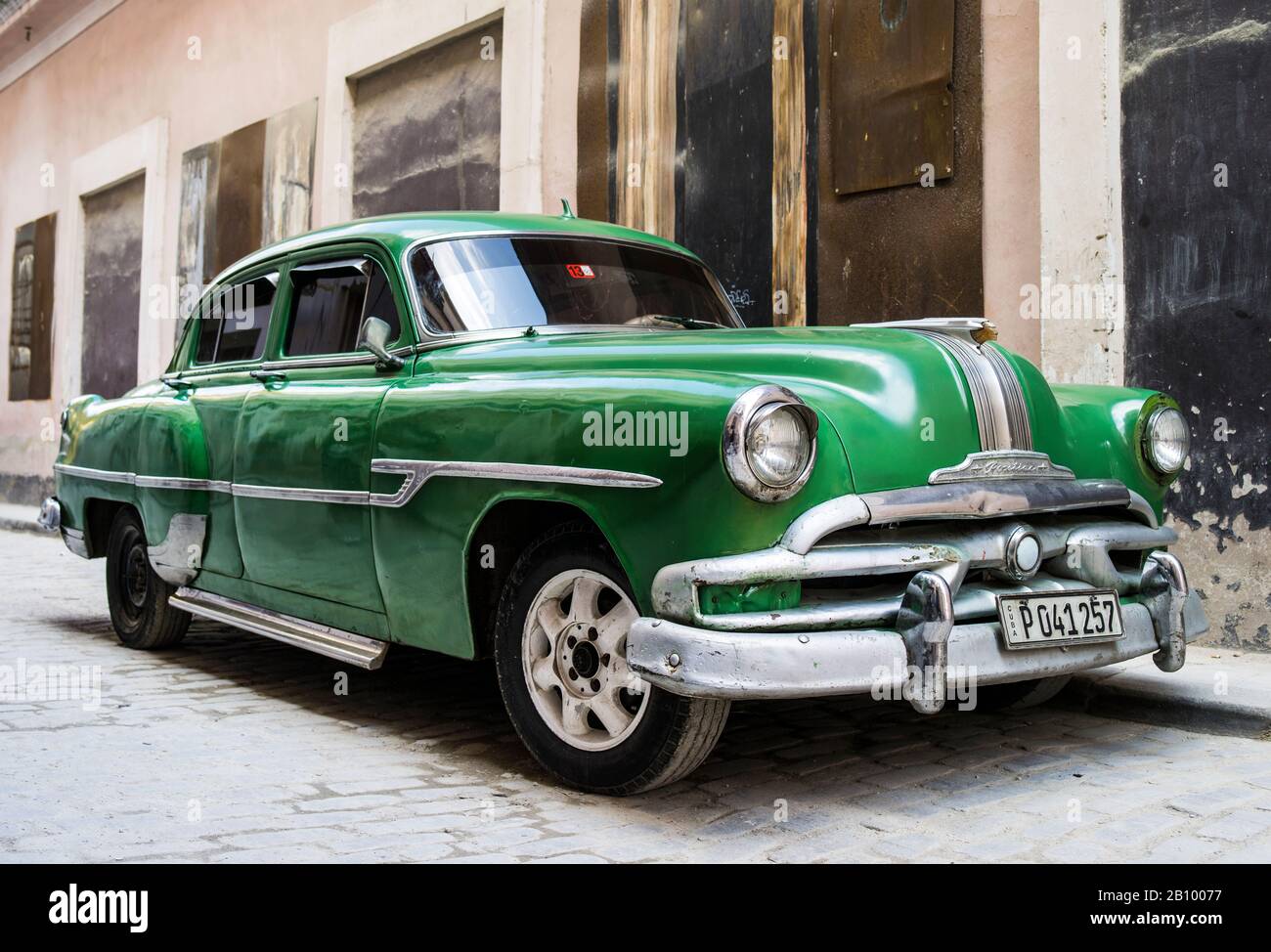 Vecchio Pontiac sulla strada, l'Avana, Cuba Foto Stock