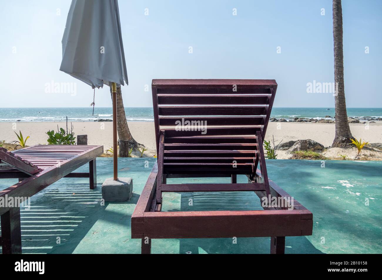 Vista della spiaggia tropicale vuota dalla sedia a sdraio Foto Stock