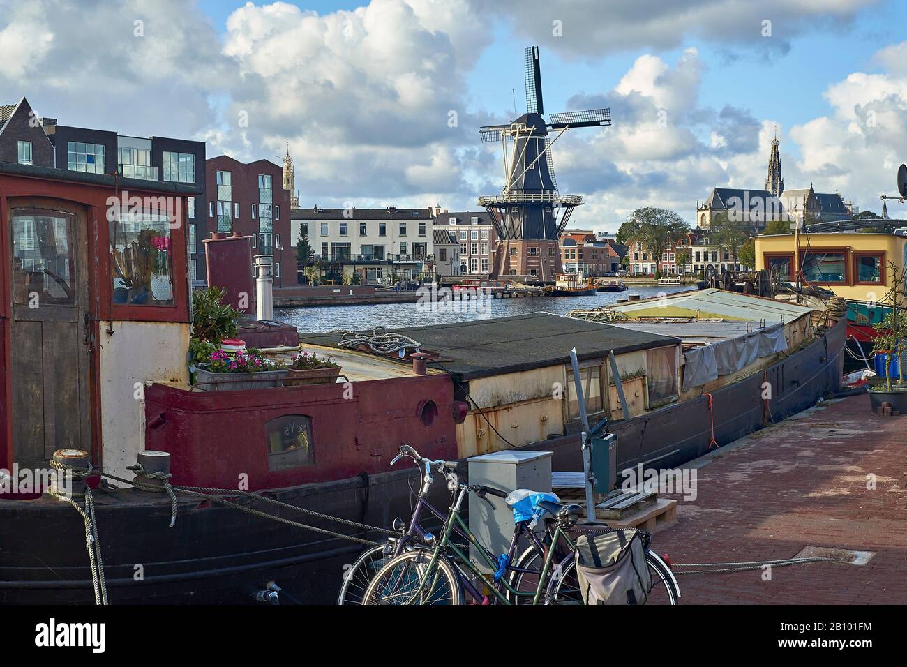 Adriaan mulino con houseboat in Haarlem, Olanda Settentrionale, Paesi Bassi Foto Stock
