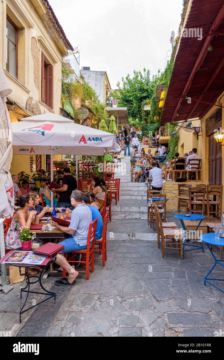 Caffè e ristoranti affollati nella zona di Plaka di Atene, Grecia Foto Stock
