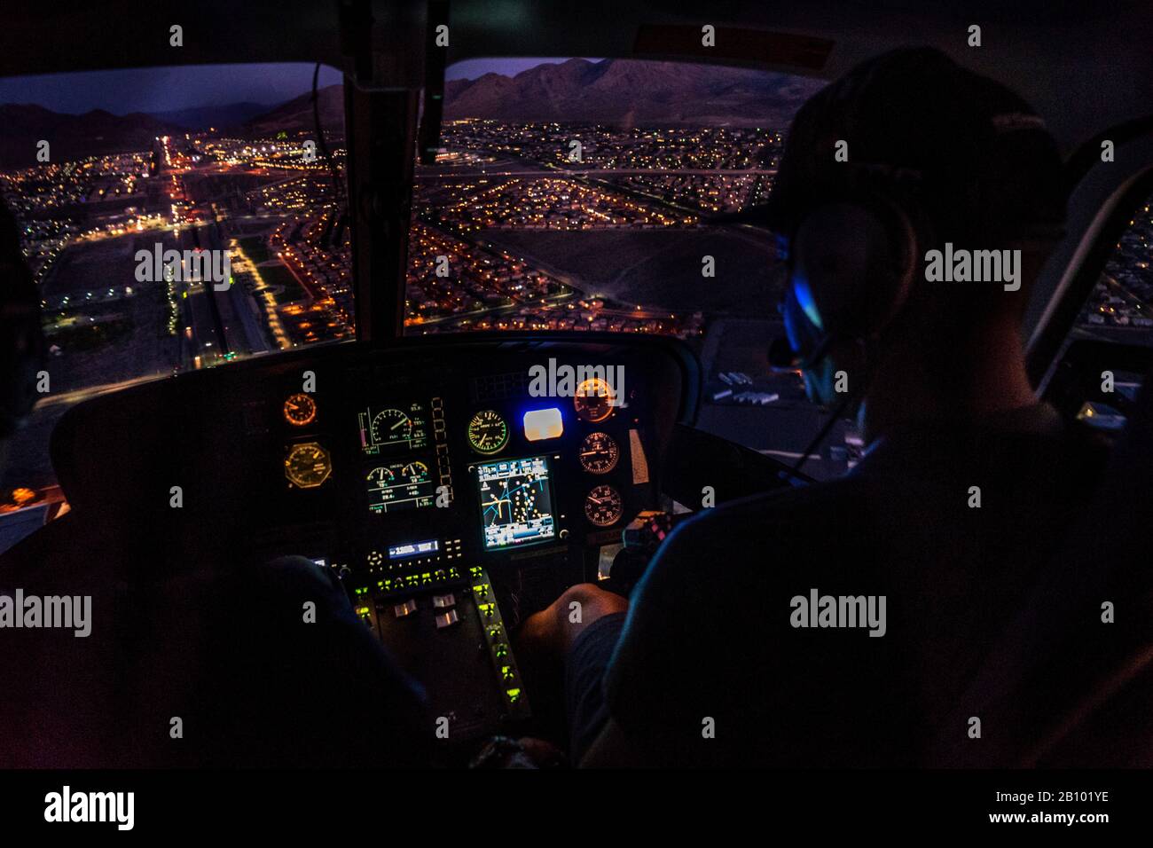 Il cockpit di un elicottero al tramonto, Las Vegas, Nevada, STATI UNITI D'AMERICA Foto Stock