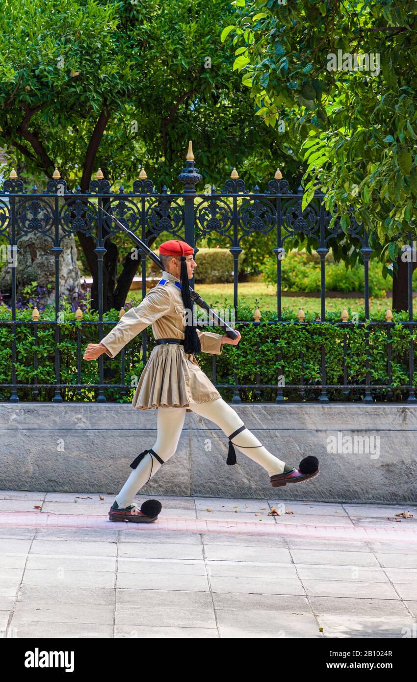 Evzone marciando fuori dal Palazzo Presidenziale Greco, Atene, Grecia Foto Stock