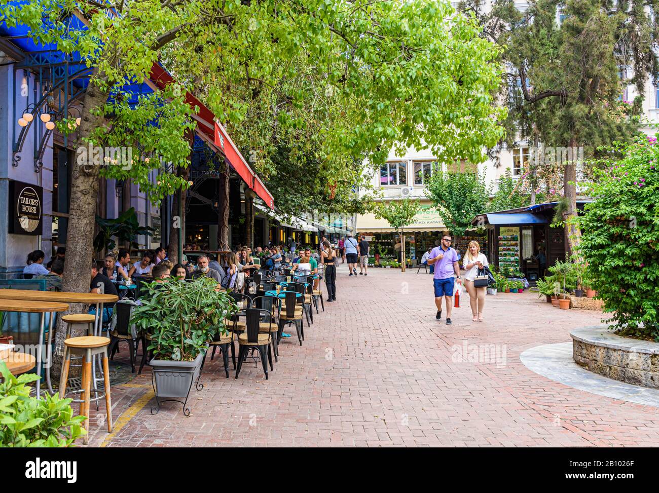 Cafe Fiancheggiato Da Piazza Agia Irini, Atene, Grecia Foto Stock