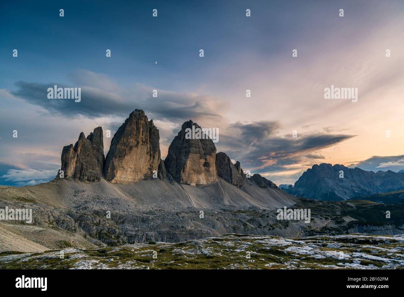 Tre Pinnacoli Al Tramonto, Tre Picchi Parco Naturale, Dolomiti Sexten, Alto Adige, Italia Foto Stock