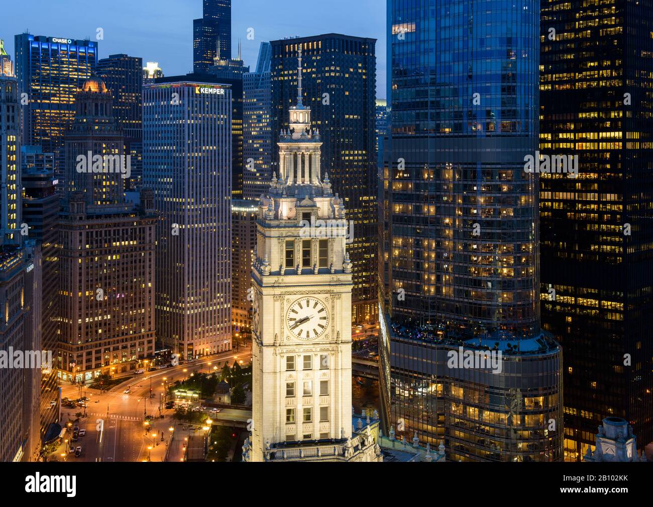 Il centro di Chicago al crepuscolo, STATI UNITI D'AMERICA Foto Stock