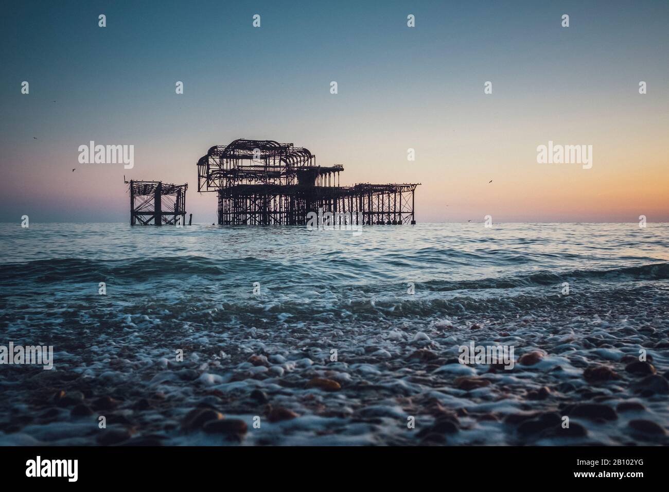 Blown West Pier al mare a Dusk, Brighton, Inghilterra Foto Stock