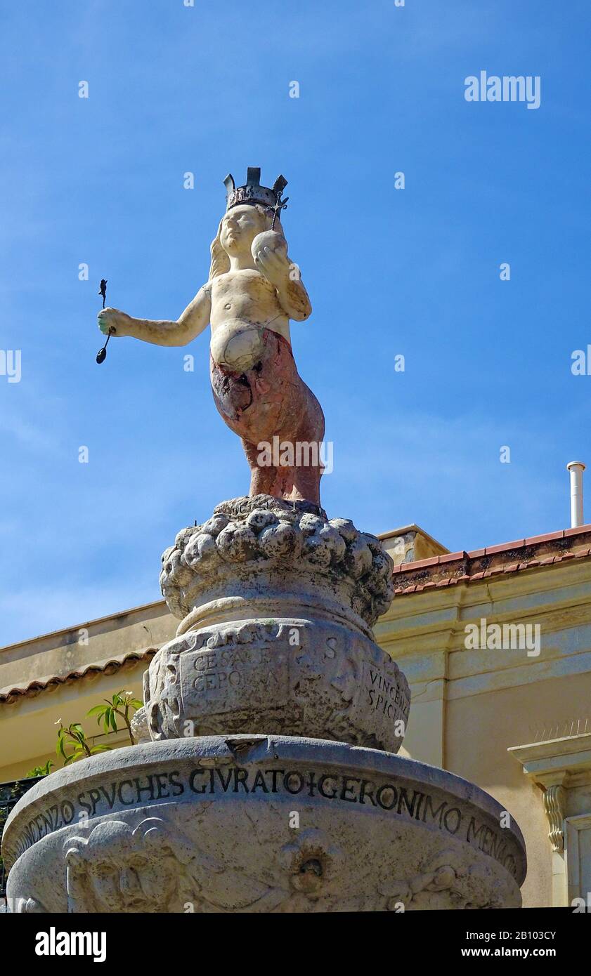 Centaurus in cima al pozzo barocco in Piazza Duomo, centro storico di Taormina, Sicilia, Italia Foto Stock