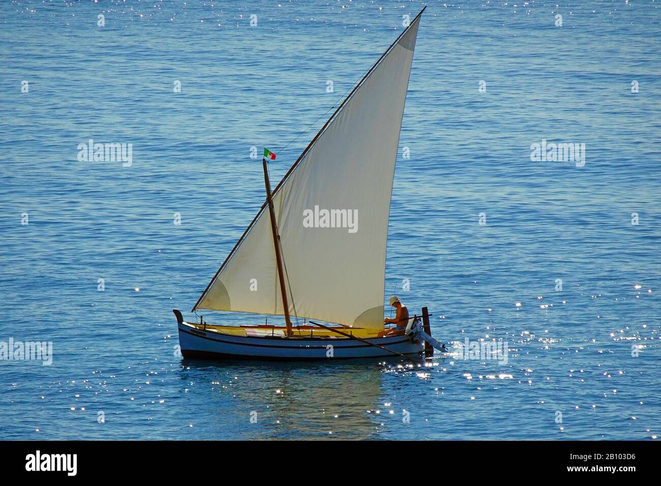 barca a vela tradizionale sulla costa di Taormina, Sicilia, Italia Foto Stock