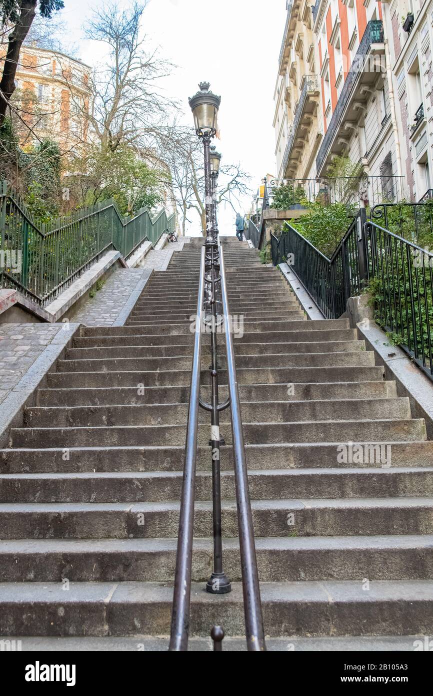 Parigi, romantica scalinata a Montmartre, edifici tipici Foto Stock