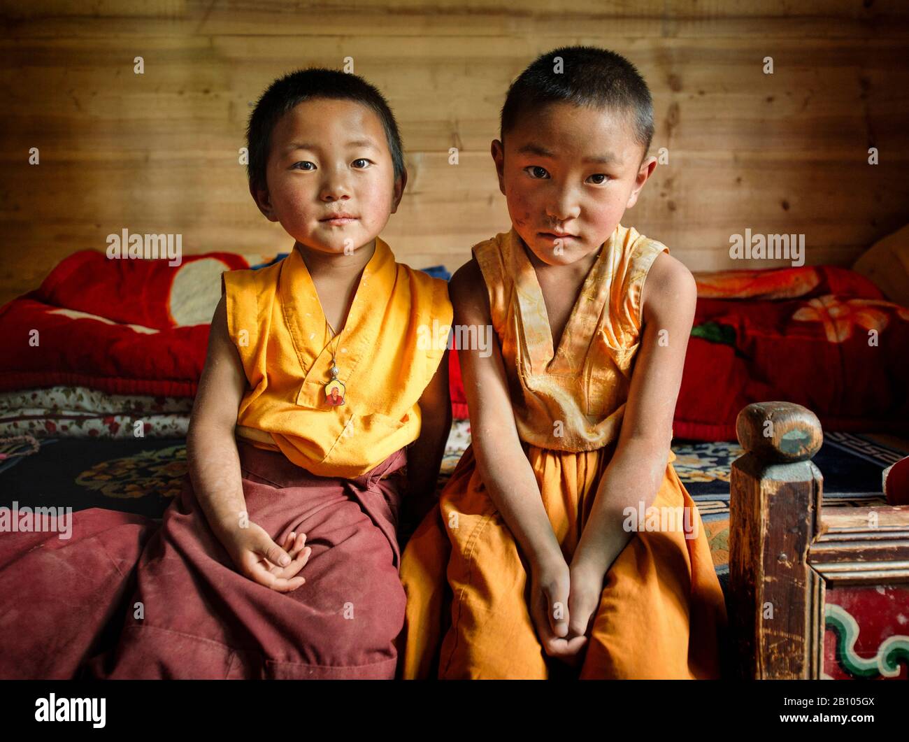 È comune che le famiglie tibetane inviino almeno uno dei loro figli a vivere in monasteri per essere formati come lamas e seguire il percorso religioso. Altopiano tibetano remoto Foto Stock