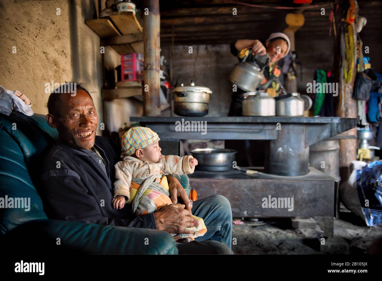 I genitori tibetani sono molto attivi quando si guardano i loro figli. Tutti lavorano in casa, e la vita di solito si concentra intorno alla stufa a causa delle condizioni atmosferiche. Altopiano tibetano remoto Foto Stock