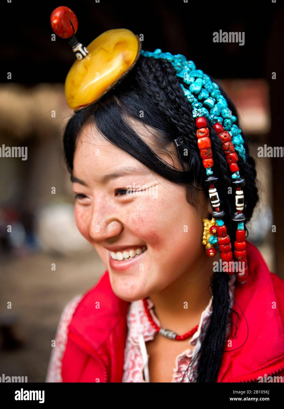 Alcune famiglie si sforzano di preservare le loro tradizioni. I costumi e i modi di vestirsi e di accesare sono di generazione in generazione. Altopiano tibetano remoto Foto Stock