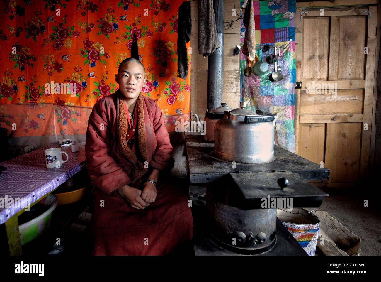 I monaci tibetani trascorrono lunghi periodi di tempo isolati in diverse comunità monastiche intorno all'altopiano. Tutti hanno le facilità di base e la cucina e la relativa stufa è dove spendono la maggior parte del tempo quando non nella preghiera o nello studio. Altopiano tibetano remoto Foto Stock