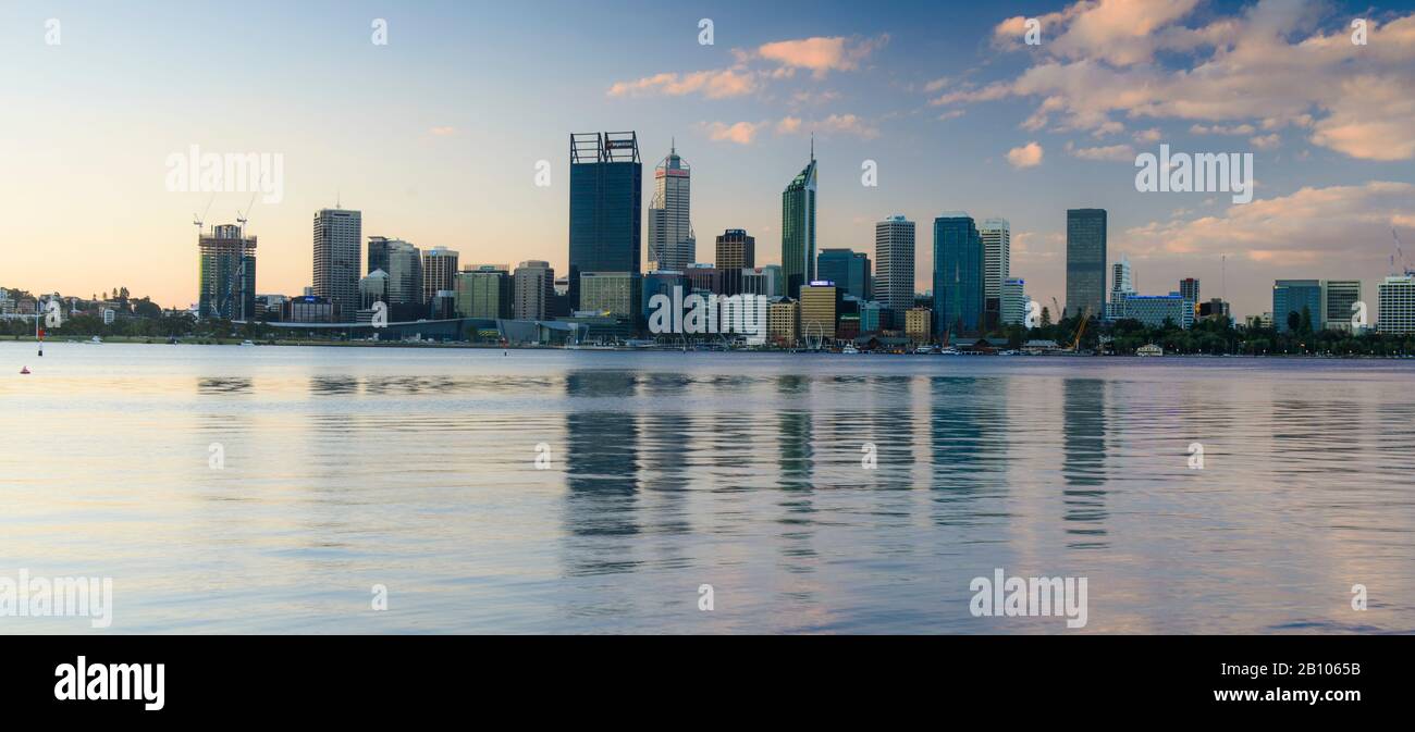 Skyline di Perth lungo il fiume Swan, Australia Occidentale Foto Stock