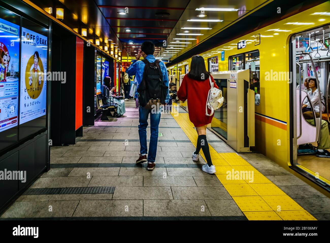 I turisti che arrivano alla stazione della metropolitana di Asakusa camminano verso il Tempio Sensoji. Foto Stock