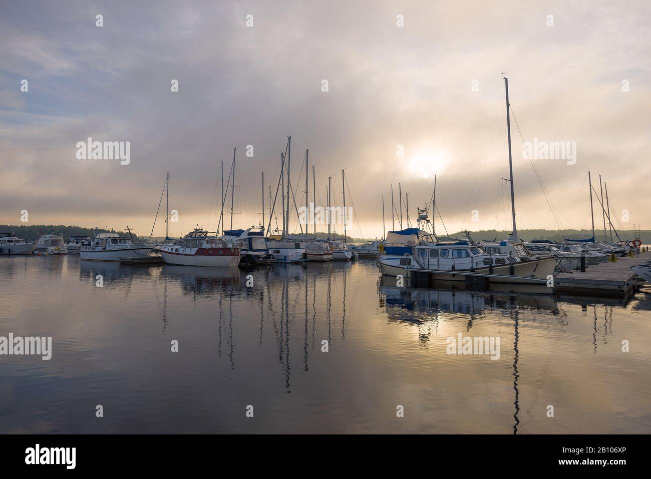 Misty mattina di giugno sul lago Saimaa. Lappeenranta, Finlandia Foto Stock